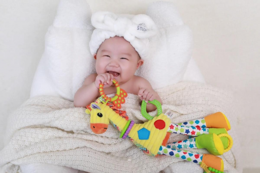 高安宝宝咬手指甲